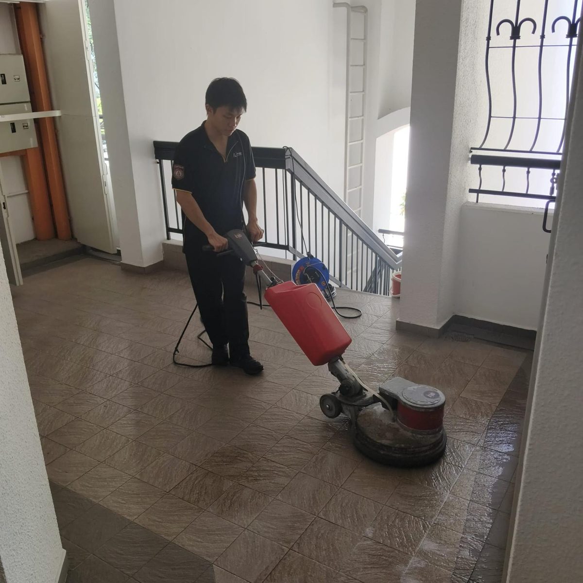 Floor scrubbing machine